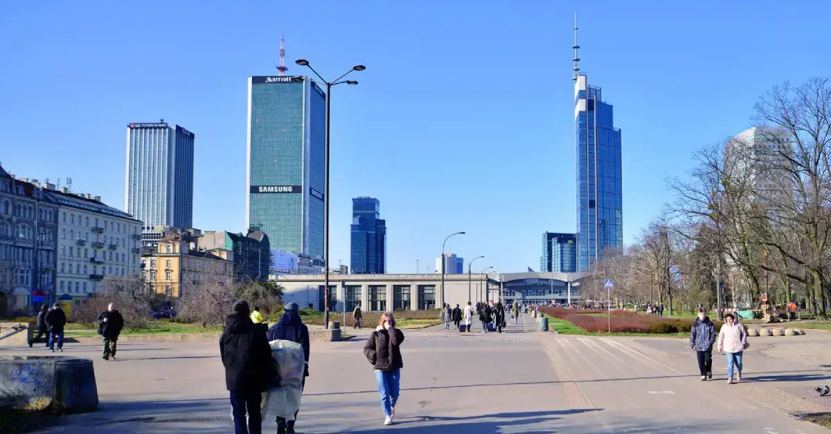 Ludzie idący chodnikiem w centrum Warszawy