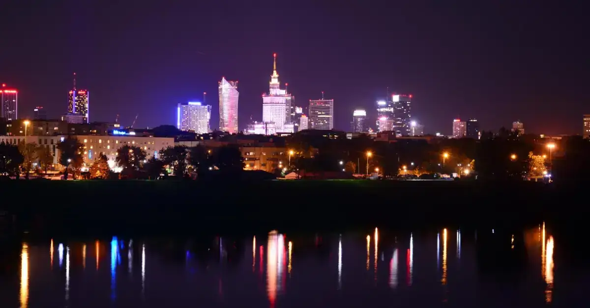 Widok na Wisłę i centrum Warszawy nocą