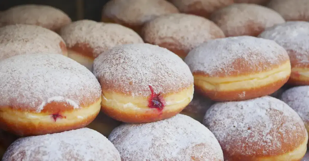 Pączki z nadzieniem ułożone piętrowo