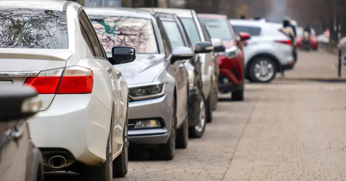 Ciąg samochodów stojących na parkingu równoległym