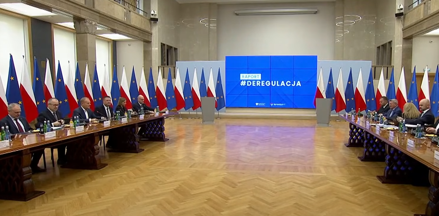 Zdjęcie przedstawia zebranie Donalda Tuska z przedstawicielami strony społecznej i rządowej.
