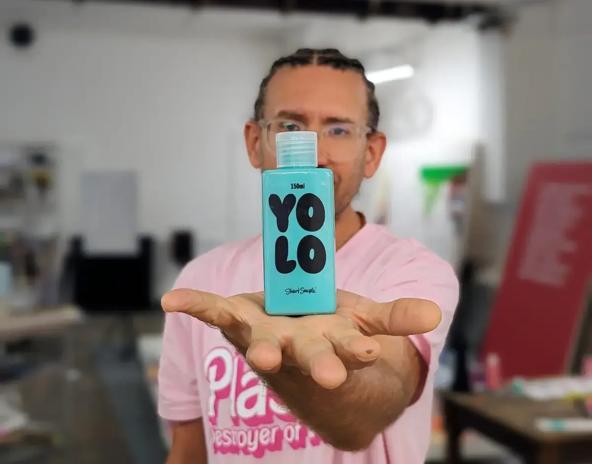 Stuart Semple z farbą YOLO