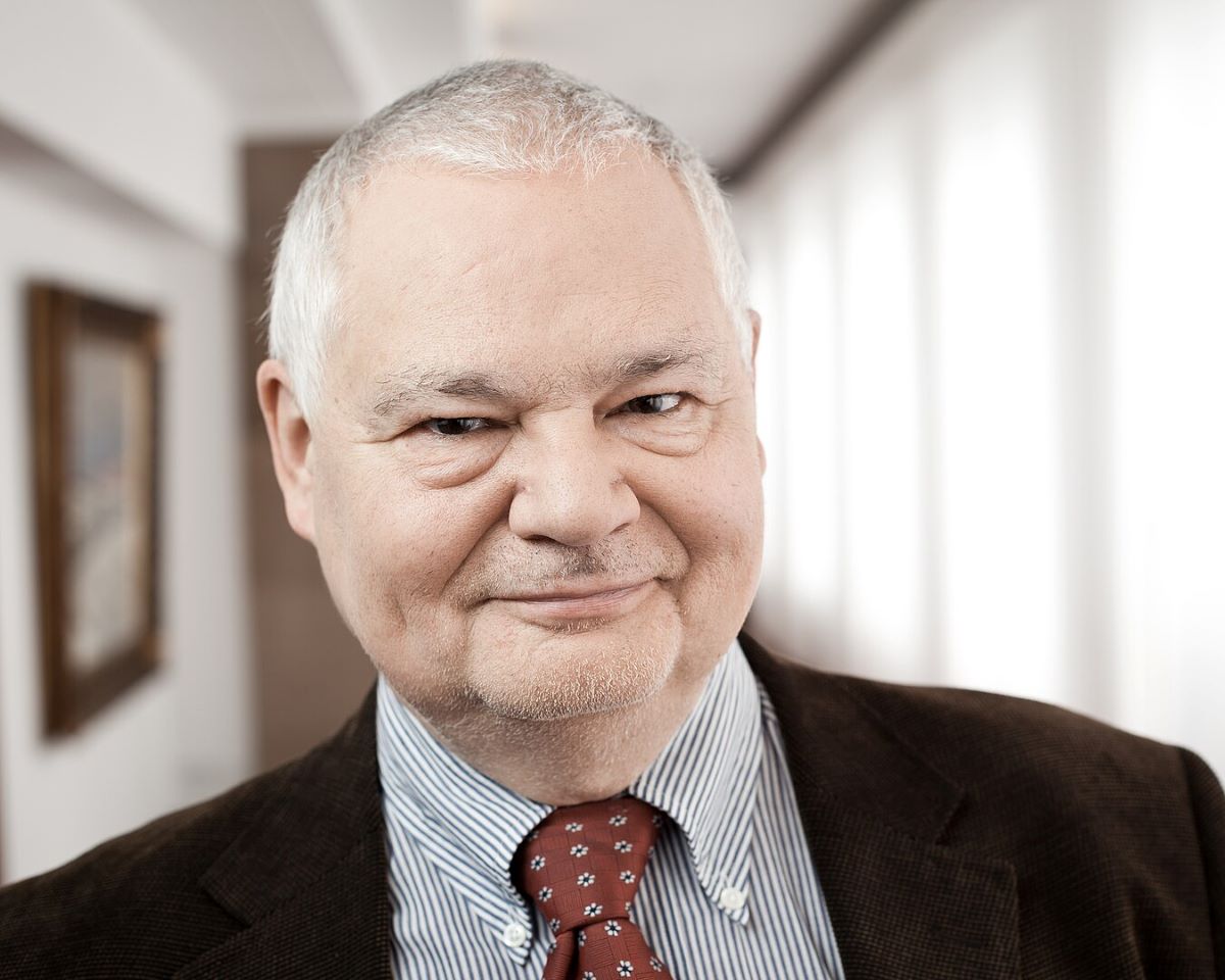 Zdjęcie przedstawia prof. Adama Glapińskiego, Prezesa Narodowego Banku Polskiego.