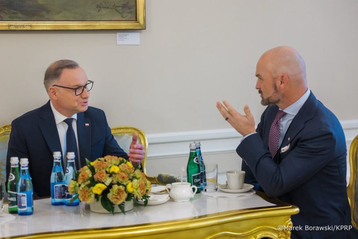 Zdjęcie przedstawia prezydenta Andrzeja Dudę i prezesa InPostu Rafała Brzoskę.