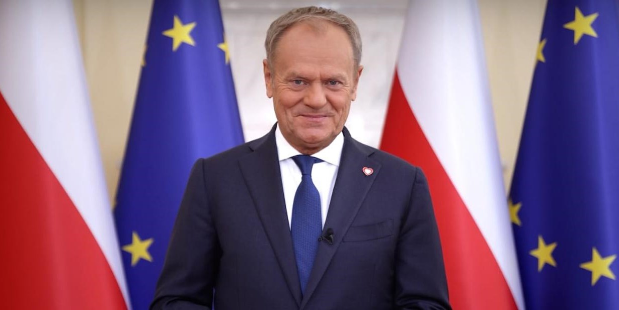 Zdjęcie przedstawia premiera Donalda Tuska.