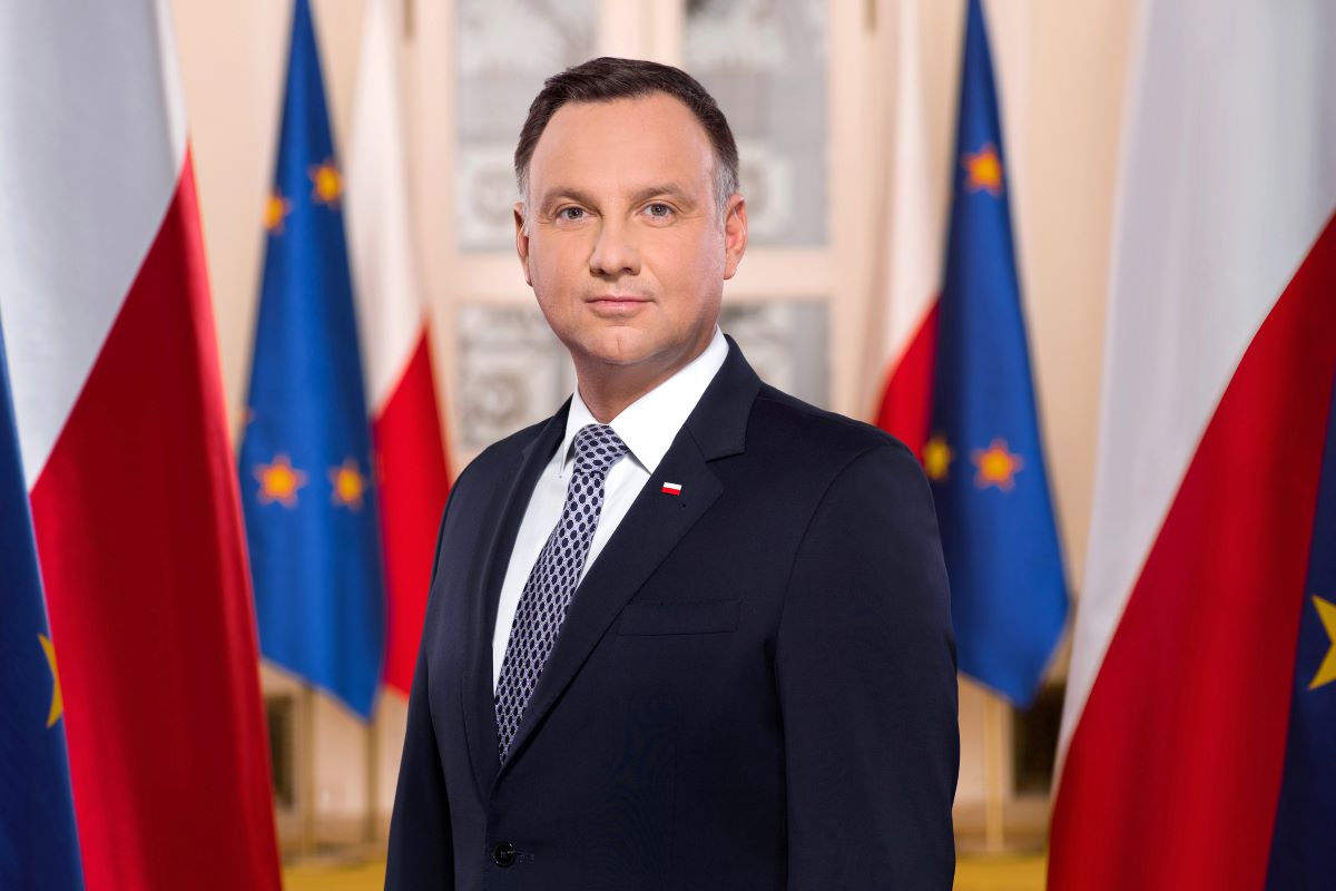 Zdjęcie przedstawia prezydenta Andrzeja Dudę.