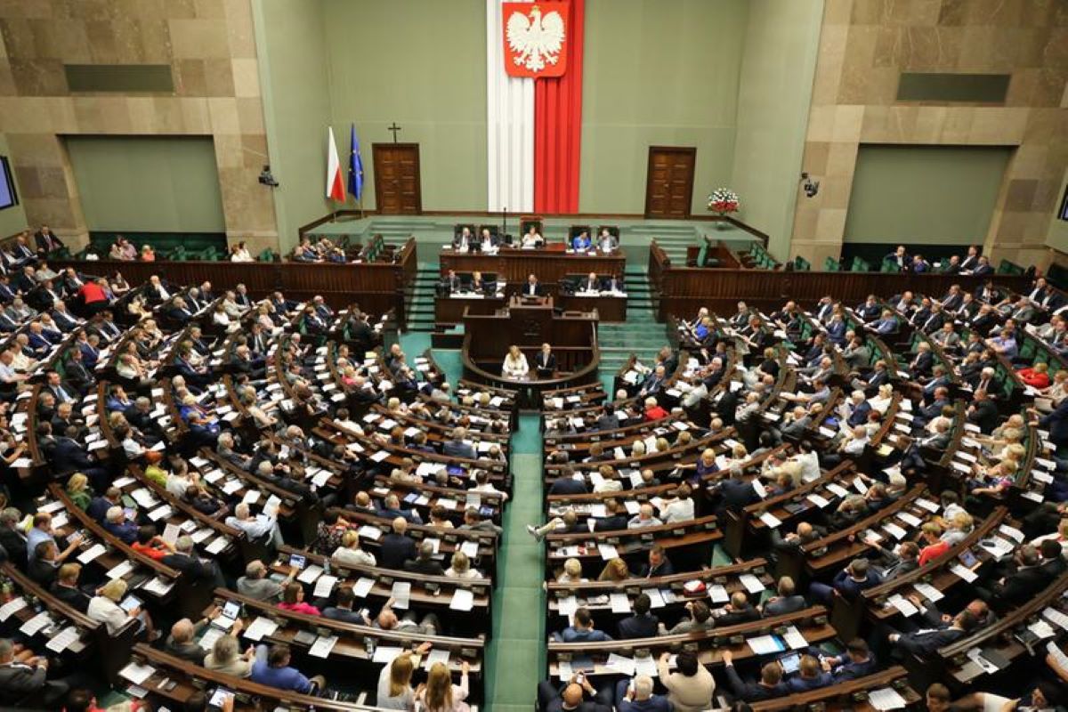 Zdjęcie przedstawia obrady w sejmie.