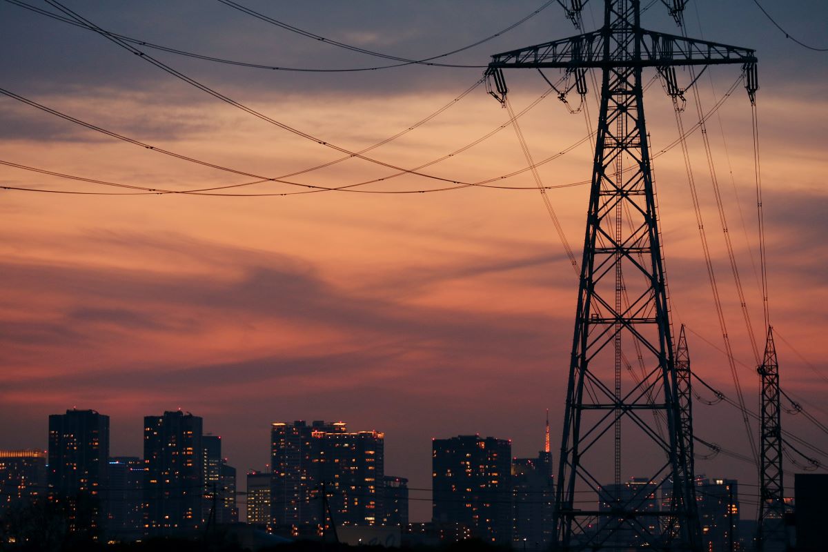 Na zdjęciu widać miasto i słup energetyczny.