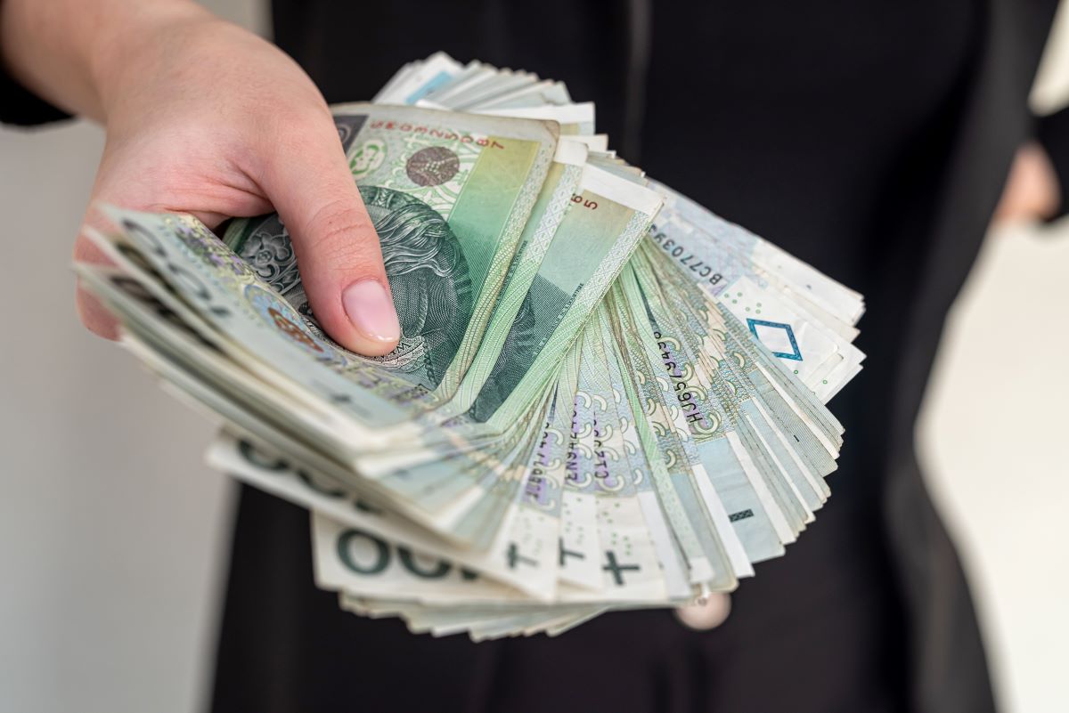 Kobieta z banknotami w ręku.