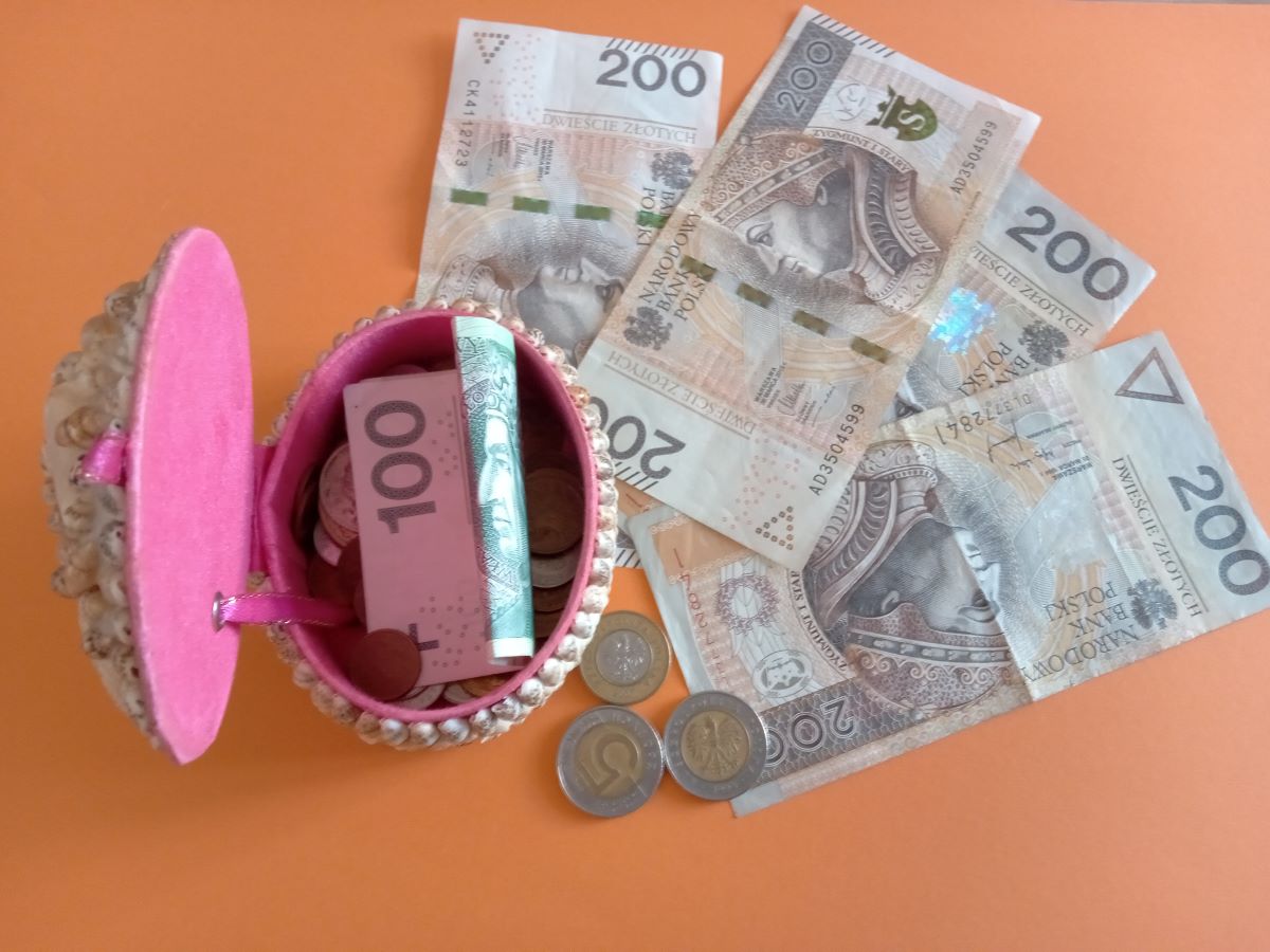 Pieniądze polskie na stole.