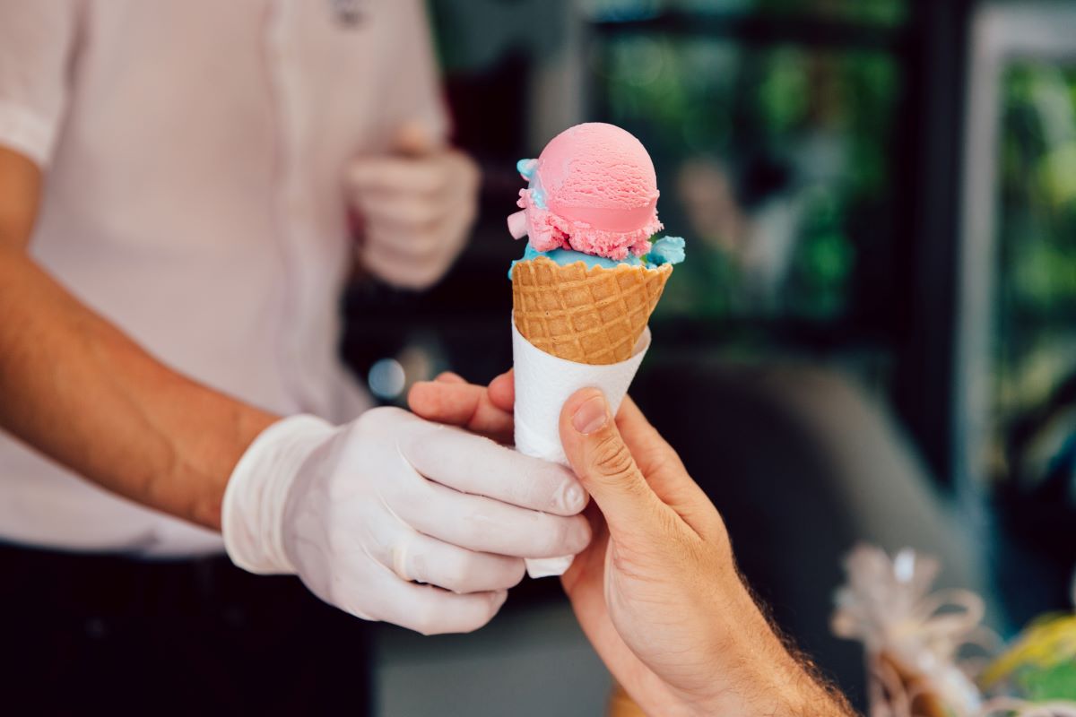 Sprzedawca lodów sprzedaje lody.